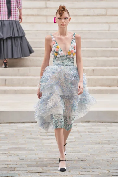 Look 16